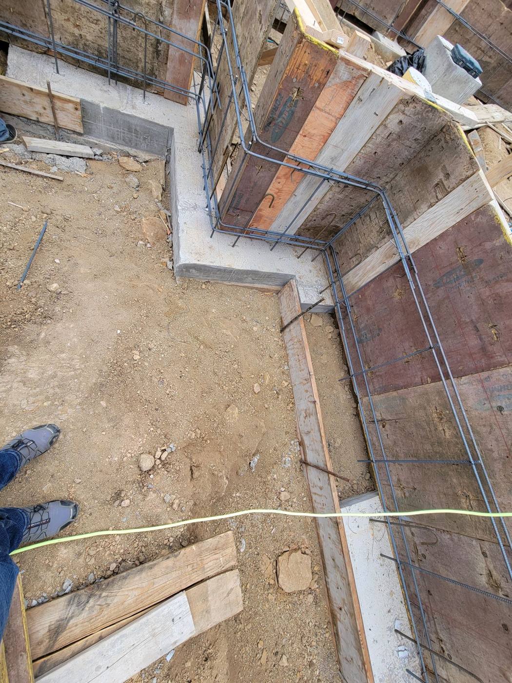 Stepped footing at a corner